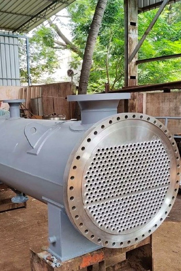 Shell and tube heat exchanger condenser