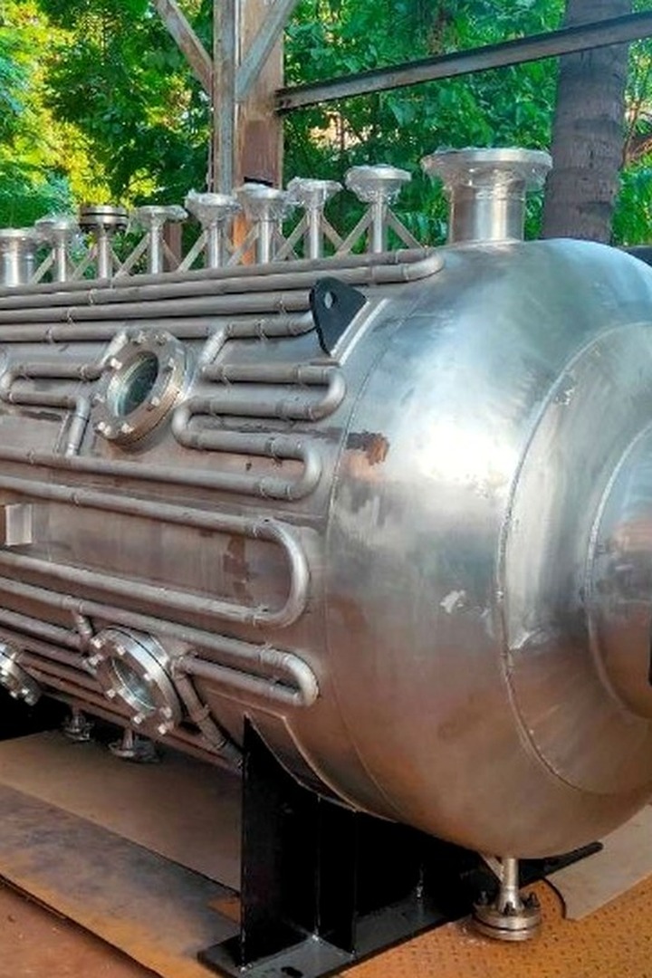 Pressure vessel with tracing pipes